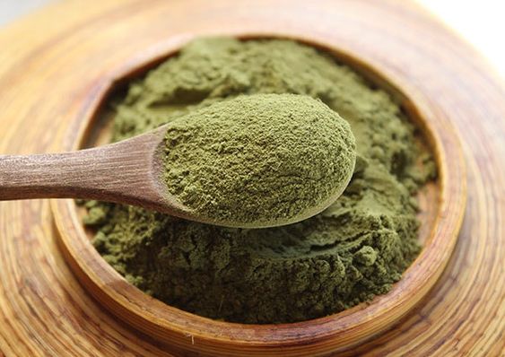 objevte, co je kratom, jeho hlavní využití, přínosy a možná rizika. přečtěte si vše, co potřebujete vědět o této populární rostlině a jejím použití v tradiční a moderní medicíně.
