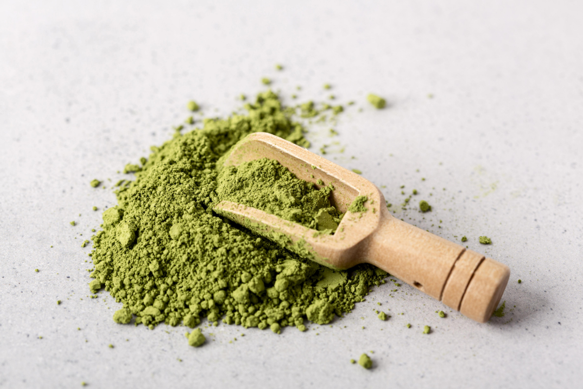 zjistěte, co je kratom, jaké má využití a jaké jsou jeho účinky. přehled informací o kratomu a tipy na bezpečné užívání této rostliny.