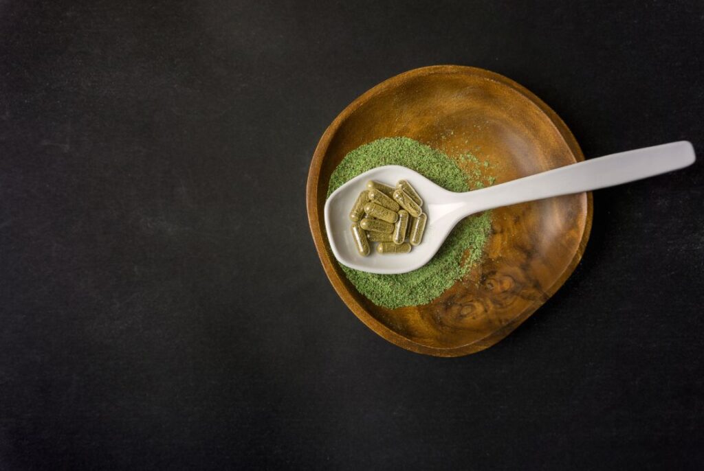zjistěte, jak může kratom ovlivnit sportovní výkon, regeneraci a energii. objevte výhody a rizika užívání kratomu pro sportovce v našem přehledném průvodci.