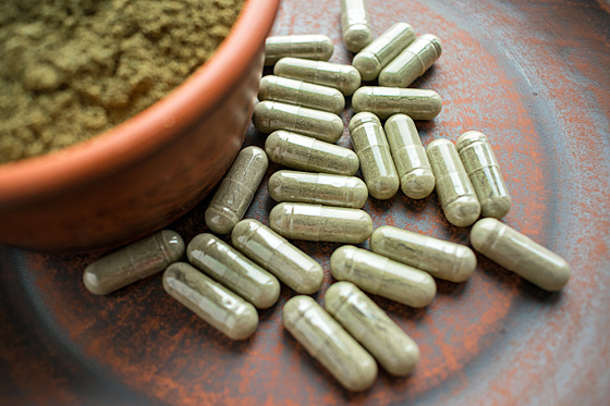 zjistěte, co si lékaři myslí o kratomu. přehled odborných názorů na účinky, rizika a bezpečnost kratomu pro zdraví.