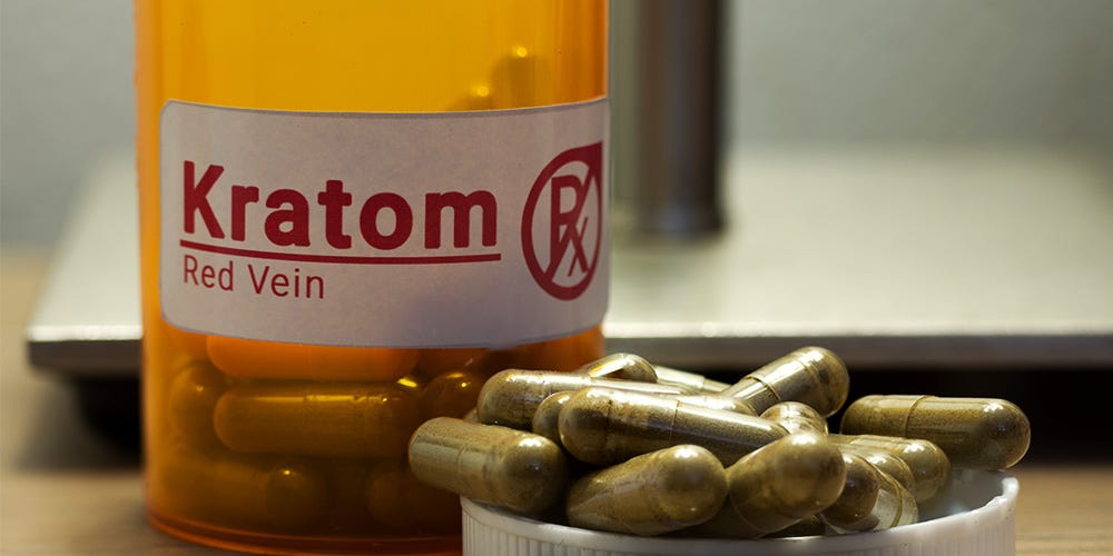 zjistěte, jak se kratom využívá v medicíně, jaké jsou jeho účinky, potenciální léčebné přínosy a rizika užívání. aktuální informace a vědecké poznatky o kratomu v léčebné praxi.