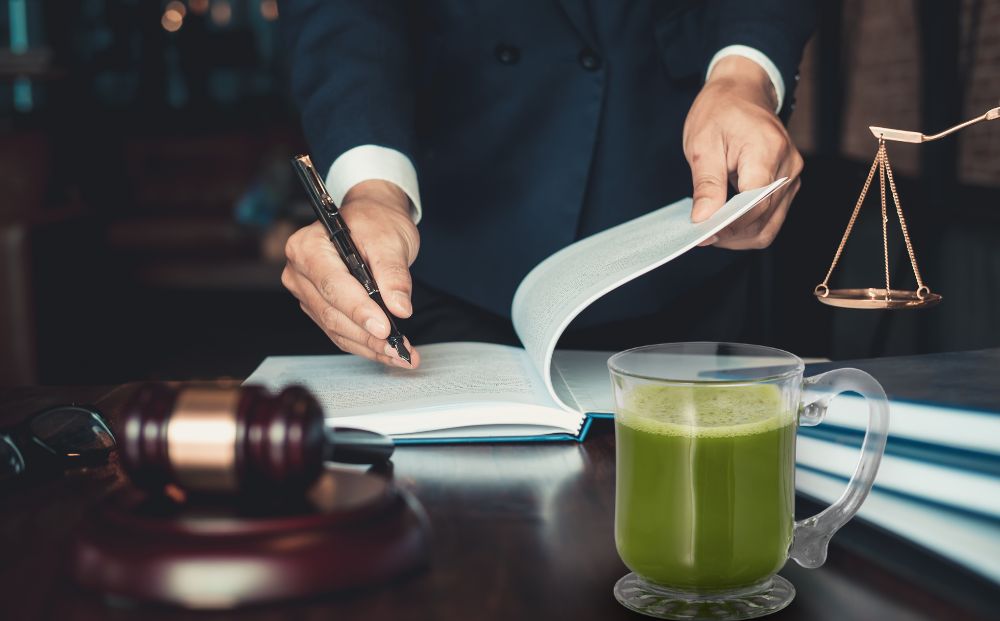 zjistěte aktuální právní status kratomu v české republice. informace o platné legislativě, právních omezeních a povolení užívání kratomu v čr v roce 2024.